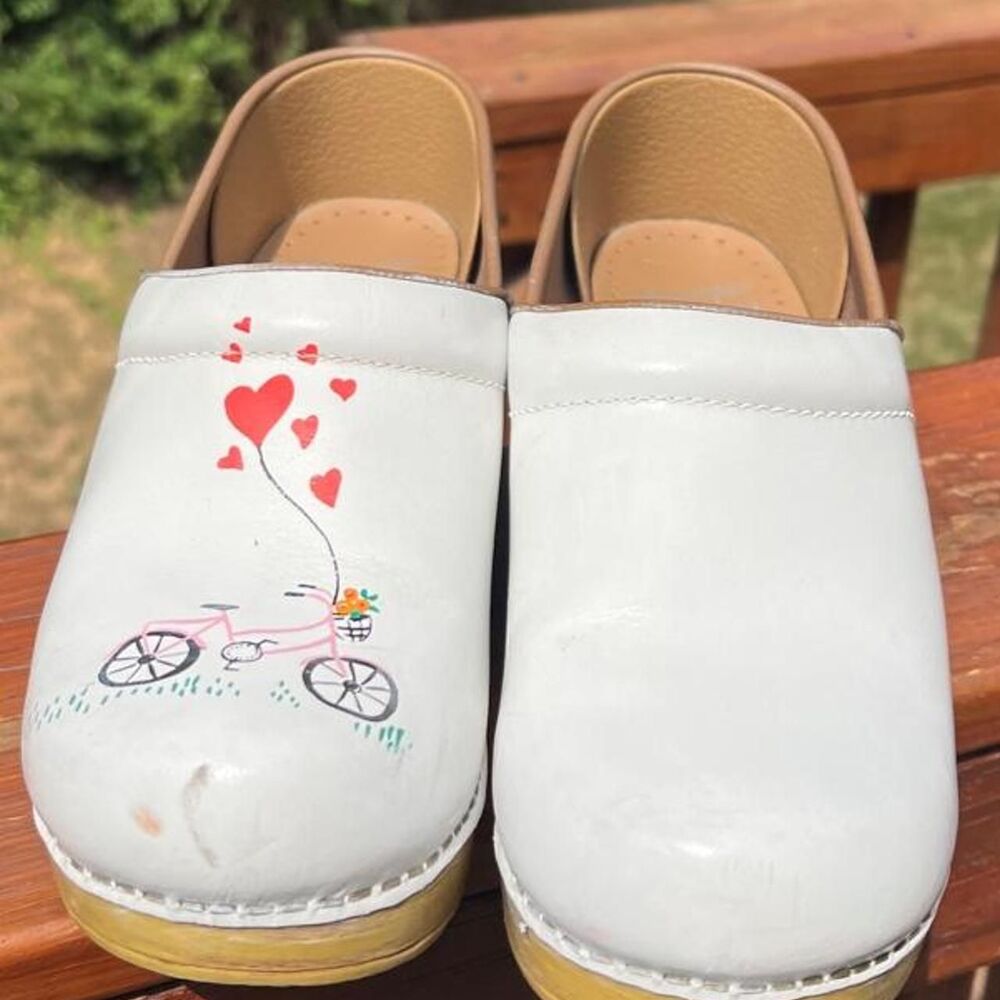Dansko Women's 8.5/9 EU 39  Hand Painted White Red Professional Work Clogs